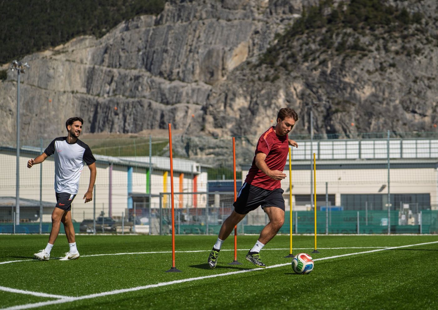 Training mit BallerLab: Dribbling um die Stangen